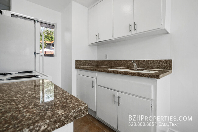 Building Photo - 7077 Lanewood Ave