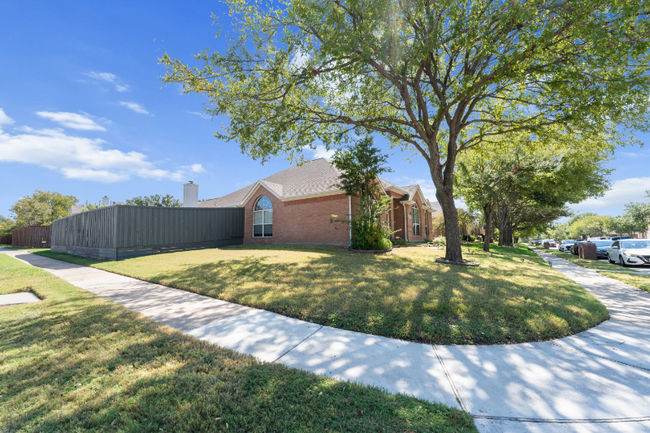 Building Photo - 11350 Balcones Dr