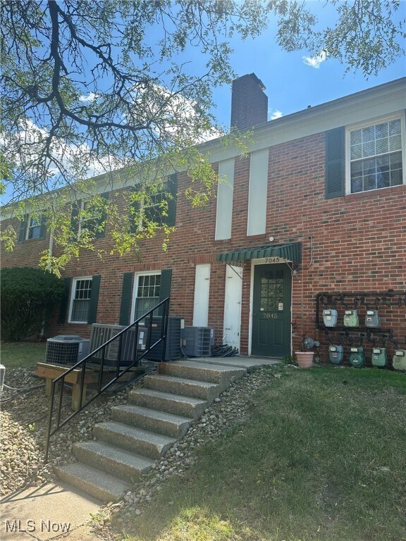 Building Photo - 7045 Carriage Hill Dr