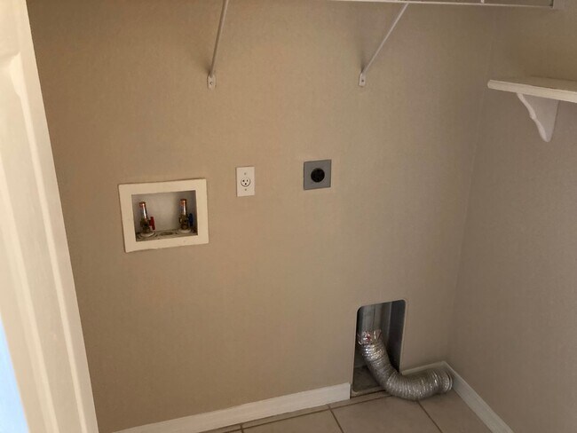 Building Photo - 3/2 Home Silver Springs Shores