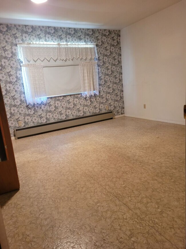 Building Photo - Large 3 Bedroom, 2 Bath Home