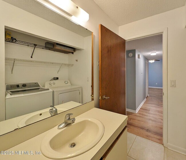 Building Photo - 2511 Whispering Woods Blvd