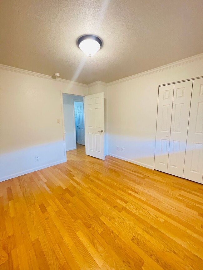 Building Photo - COMING SOON!-FIRST MONTH RENT FREE-1 Bed &...