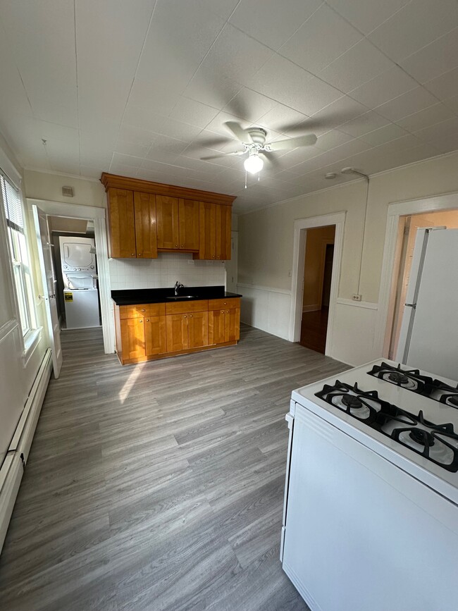 Eat-in Kitchen with Granite Countertop - 185 Wilson St