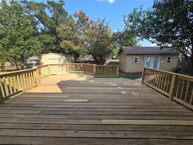 Building Photo - 613 Wagon Wheel Dr