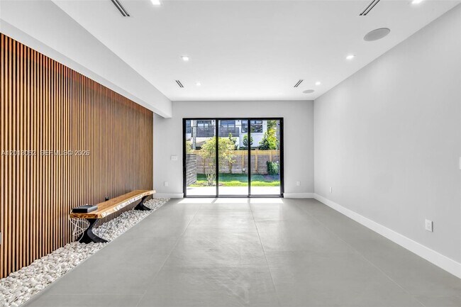 Building Photo - 808-810 SW 9th St