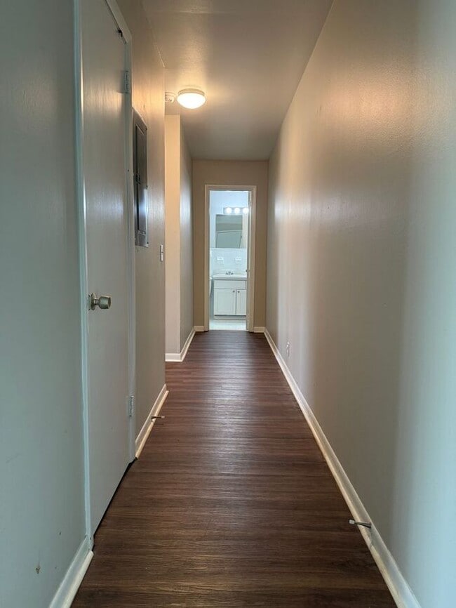 Building Photo - 2 Bedroom Unit was recently renovated. Liv...
