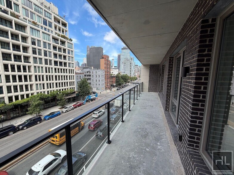 Building Photo - 4 AVENUE