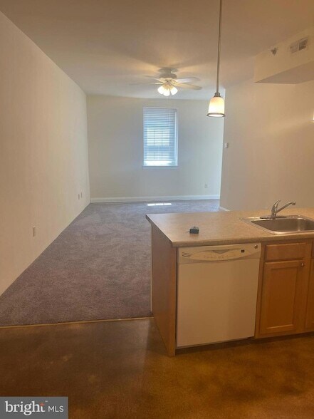 Building Photo - 609 Summit Ave