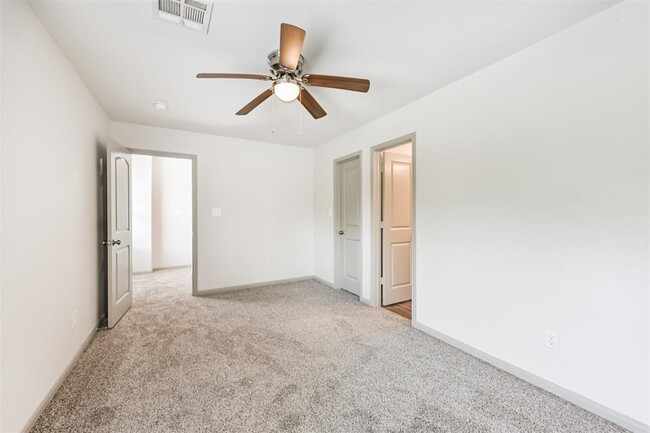 Building Photo - 914 Shady Ln