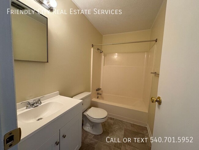 Building Photo - Recently updated 2 bedroom, 1.5  bath Town...