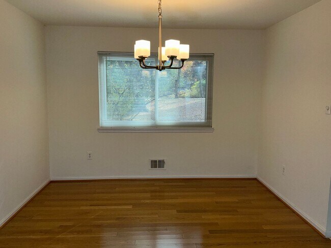 Building Photo - Very well maintained 4BR 2.5BA Colonial mo...