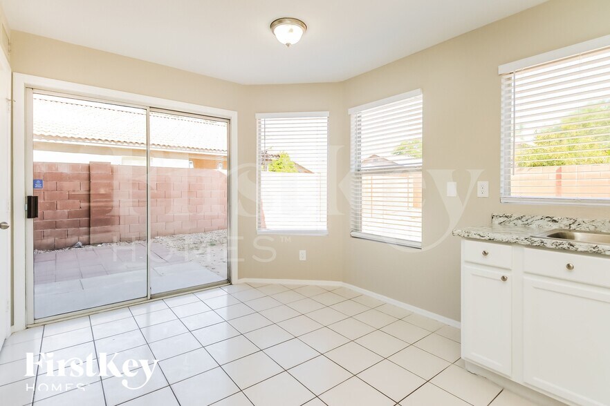 Building Photo - 4332 E Windsong Dr