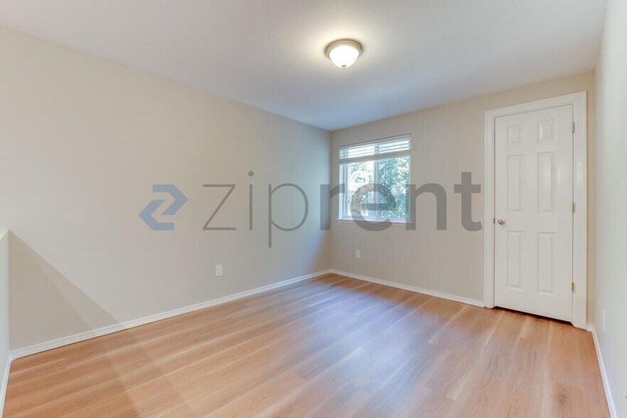 Building Photo - Unit n/a