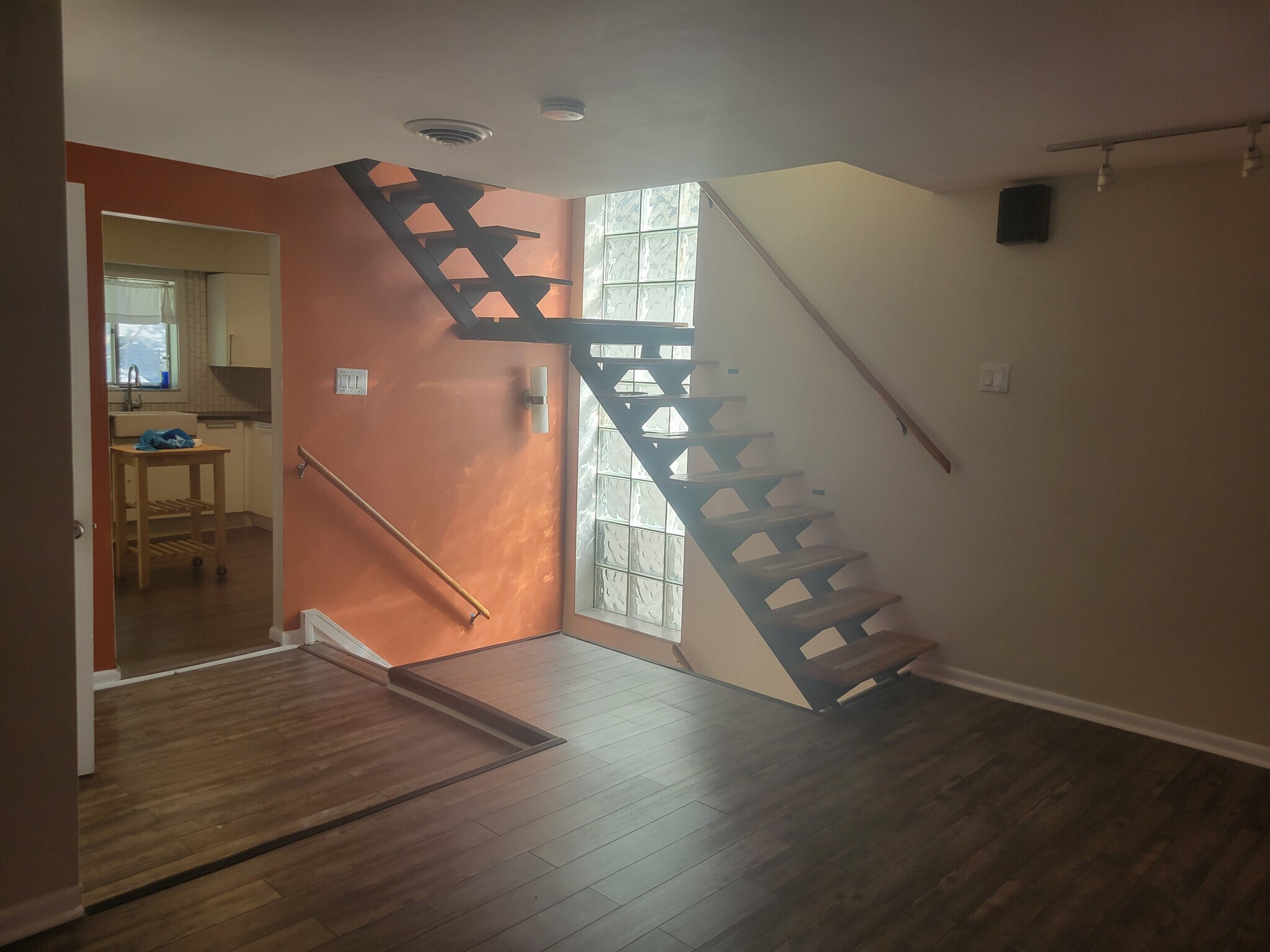 Entry/Living room area - 1043 S Trenton Ave