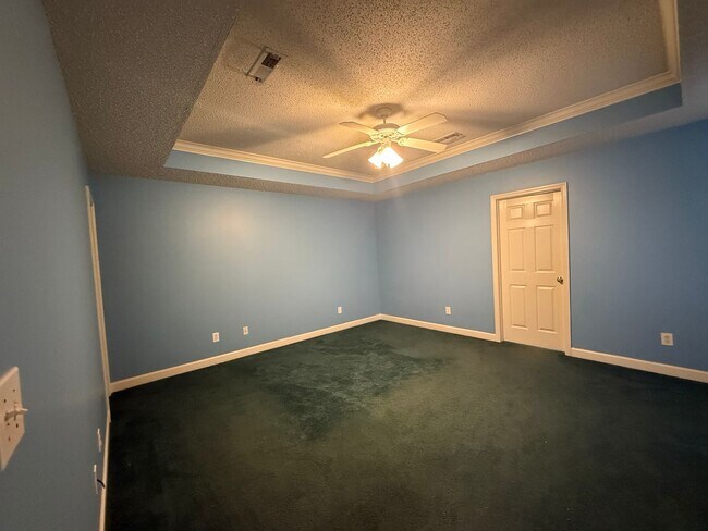 Building Photo - 4/2 Home Available Now!