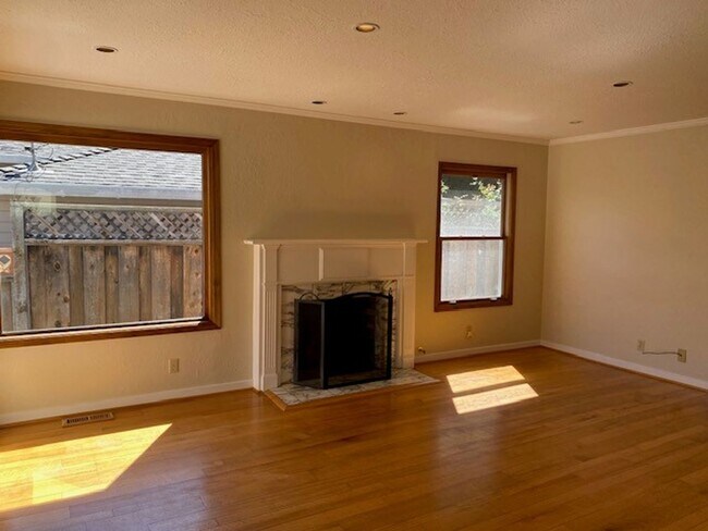 Building Photo - Charming home in great location