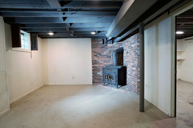 Building Photo - AVAILABLE NOW - Fully Updated 4 Bed / 2 Bath in Gladstone – Open Floor Plan + Large Fenced Yard!