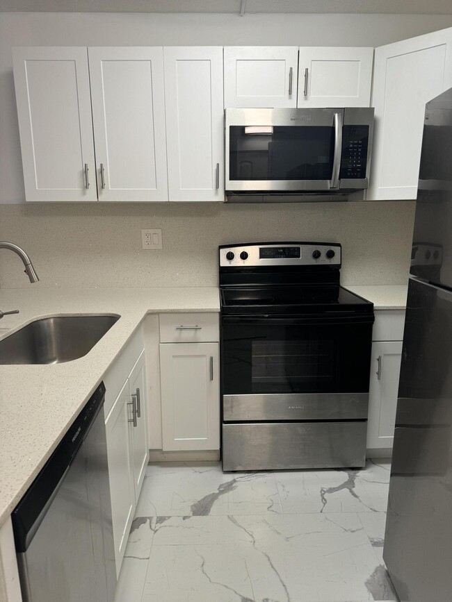 Building Photo - 2771 Riverside Dr