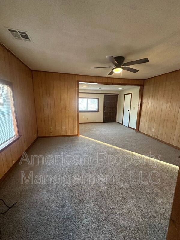 Building Photo - 1928 N Columbia Pl