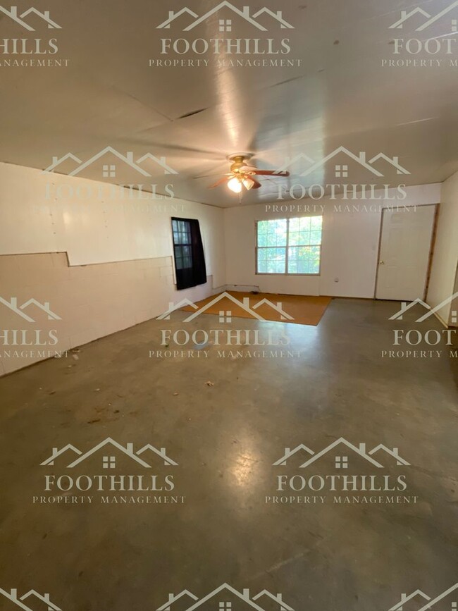 Building Photo - Charming 3 Bedroom/2 Bath single family ho...