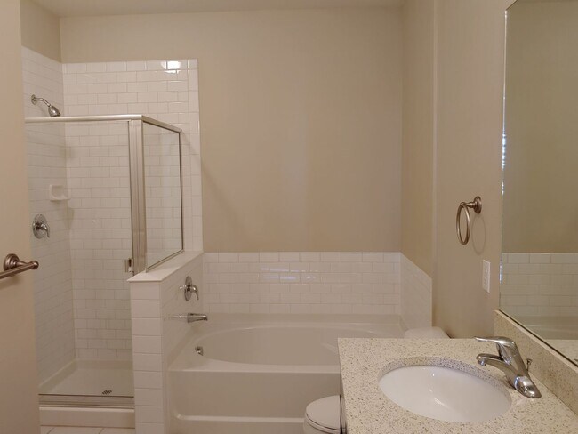 Building Photo - Top floor 2bd 2 bath condo conveniently located in Broomfield!