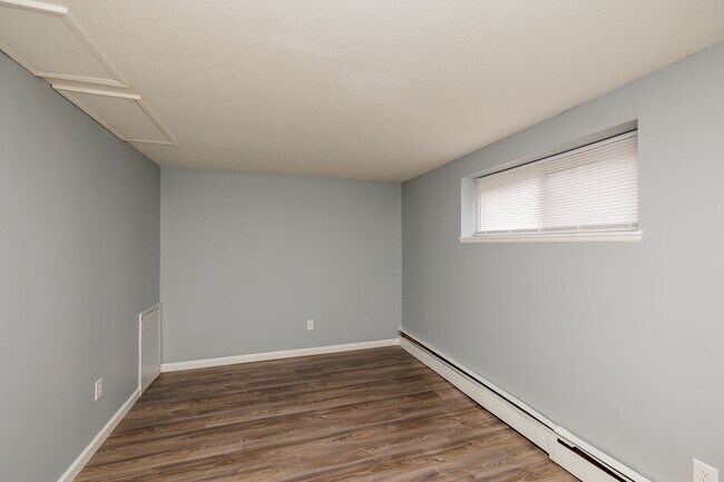 Building Photo - 3rd floor completely renovated and new owners