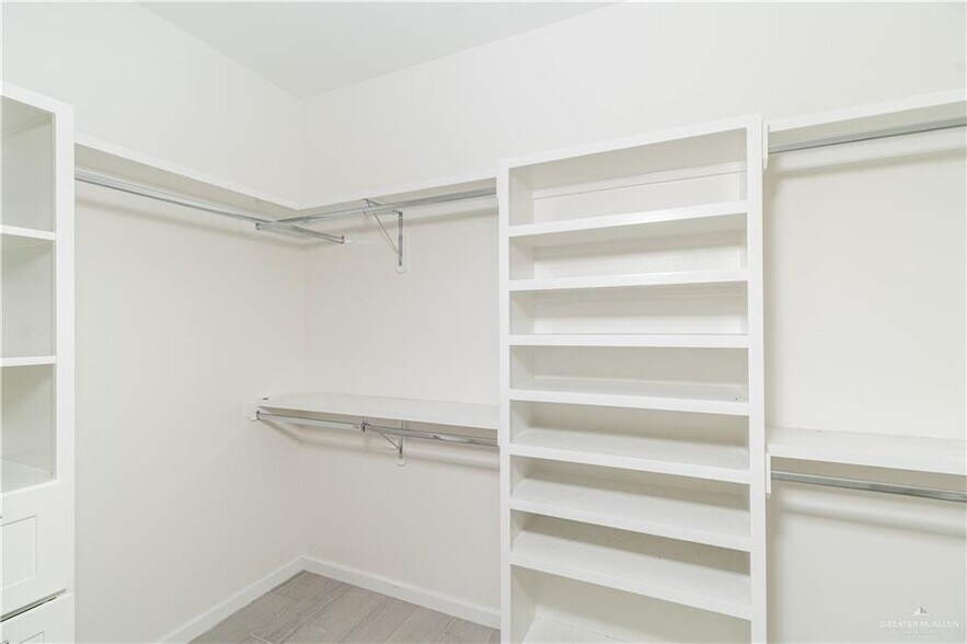 Building Photo - 1505 E Encino Ave