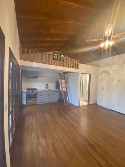 Charming hard wood floors, vaulted wood ceilings and loft - 836 S Genesee Ave