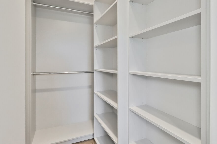 Building Photo - 7702 Mason Ave