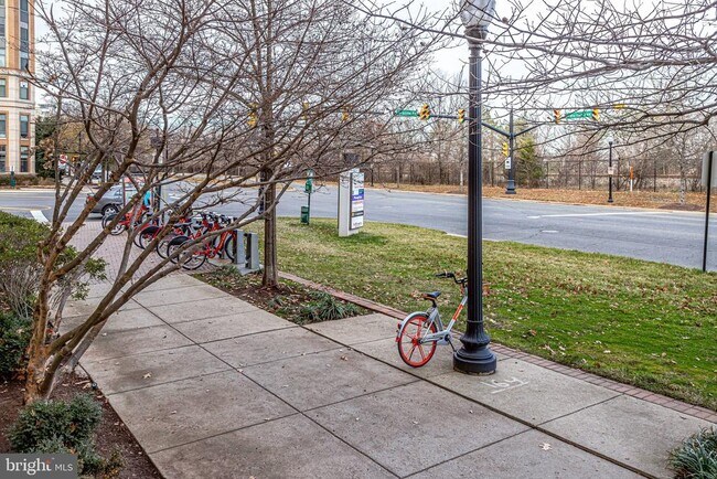 Building Photo - 3650 S Glebe Rd