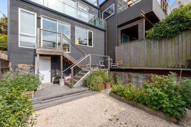 Building Photo - OPEN HOUSE: Wednesday (6/24) 4:00pm-4:30pm. Stunning 3-Level Single Family Home with Modern Touch...