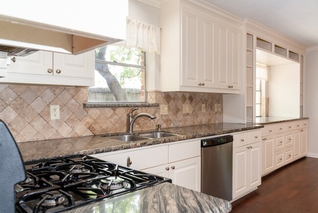 Building Photo - 1704 Crystal Hills Dr