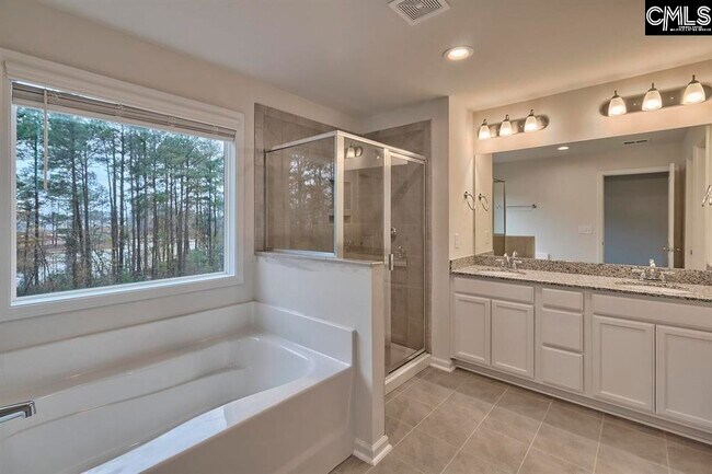 Building Photo - 917 Woodcreek Farms Rd