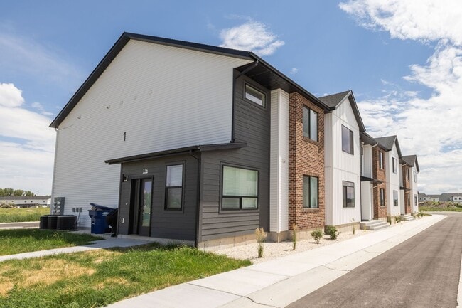Building Photo - 455 Blue Spruce Ave