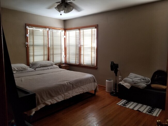 Building Photo - 836 W Knapp Ave