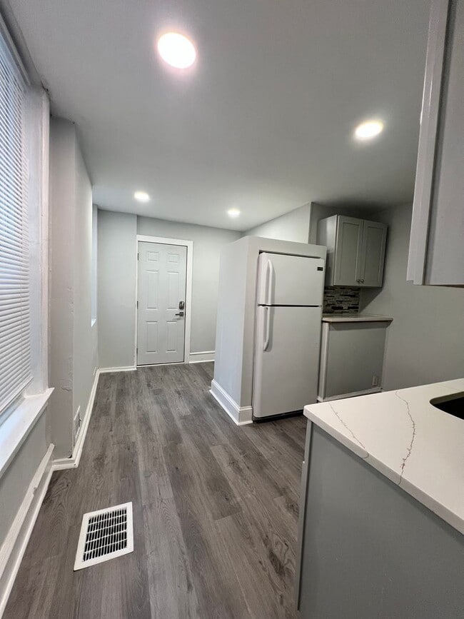 Building Photo - Refreshed 3BR/1BA Cozy Home with Porch & Fenced Yard!