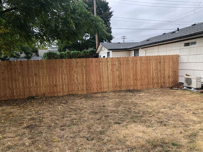 Building Photo - 2 bedroom 1 bathroom duplex in Eugene!