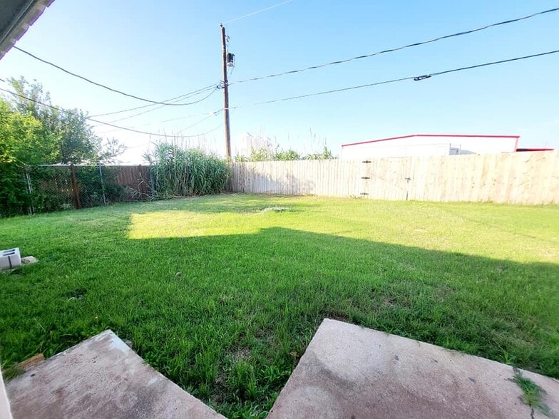 Building Photo - 4016 Eastridge Dr