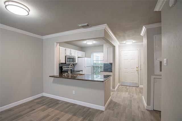 Building Photo - 2428 Forest Brook Ln