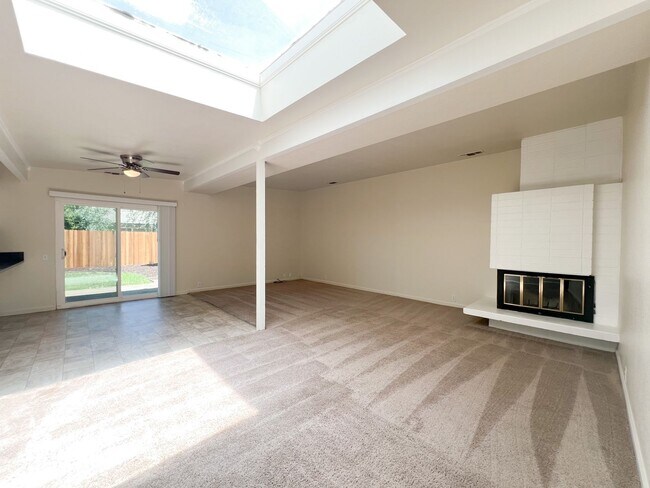 Building Photo - Spacious 3 Bed 2 Bath Home