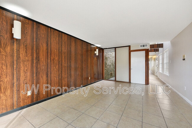 Building Photo - 309 Lilac St