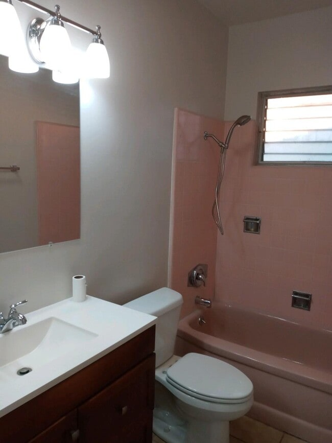 Bath - 519 Linwood Ave