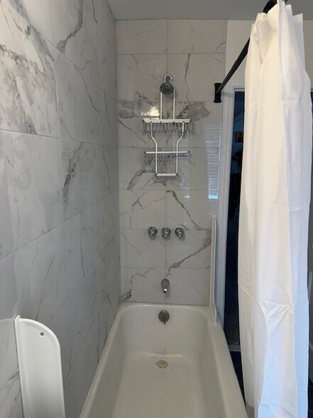 Building Photo - 610 Main St