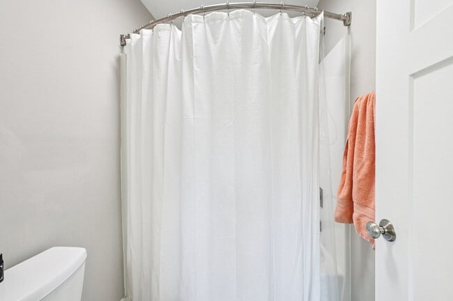 Building Photo - Luxury 5 Bed, 3.5 Bath Home on Large Lot !...