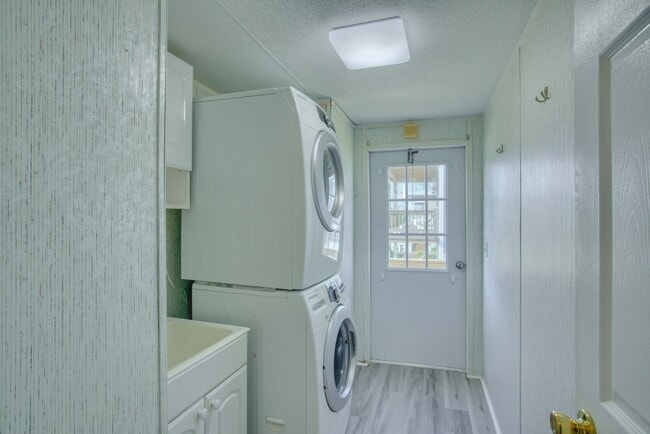 Building Photo - Ocean View 2BR/2BA Home – Updated Bath, St...