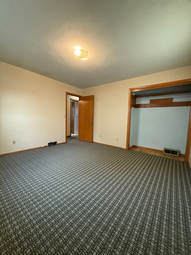 Building Photo - 2021 Veterans Dr