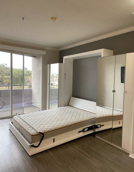 Murphy bed extended - 1643 6th Ave