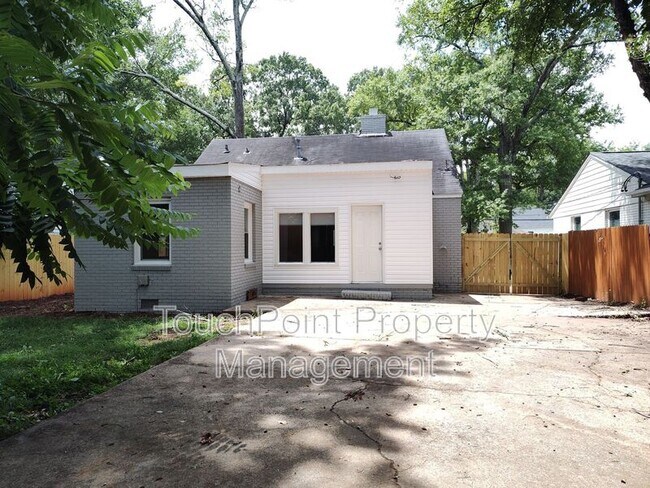 Building Photo - 1405 Shamrock Dr