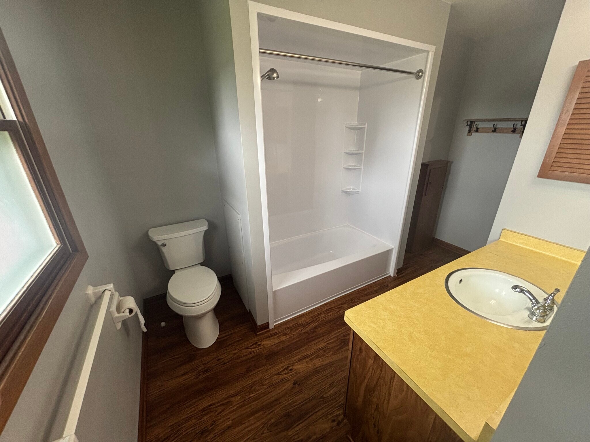 Full bath - 700 E College Ave
